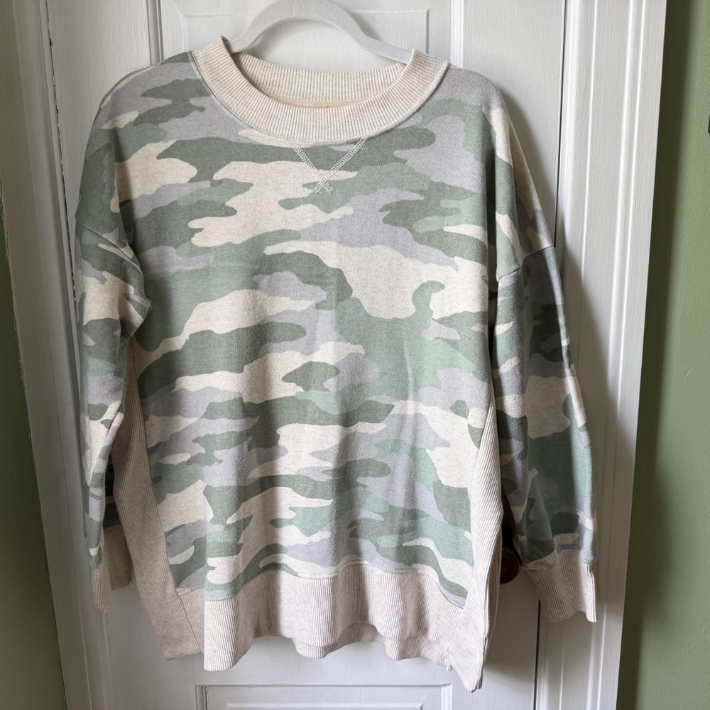 Aerie Green Cream and Beige Camo Cozy Crewneck Sweatshirt Women’s Size Medium